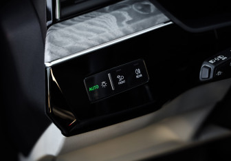 Подержанный автомобиль Audi e-tron 2021 года (26 фото)