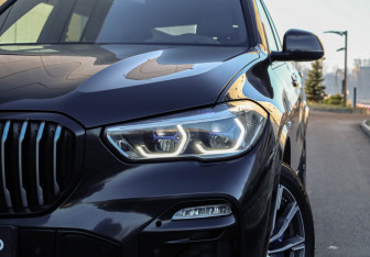 Подержанный автомобиль BMW X5 2020 года (2 фото)