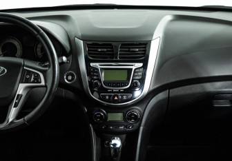 Подержанный автомобиль Hyundai Solaris Hatchback 2012 года (14 фото)