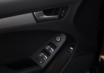 Подержанный автомобиль Audi A4 Sedan 2013 года (19 фото)