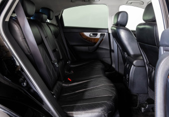 Подержанный автомобиль Infiniti QX70 2015 года (23 фото)