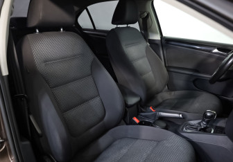 Подержанный автомобиль Volkswagen Jetta Sedan 2014 года (17 фото)