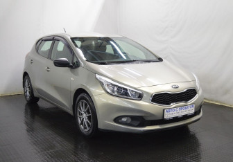Подержанный автомобиль Kia Ceed Hatchback 2015 года (3 фото)