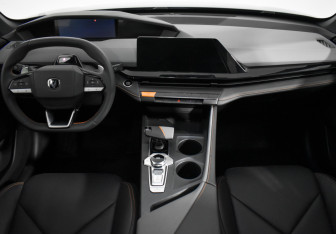 Подержанный автомобиль Changan UNI-V 2023 года (16 фото)