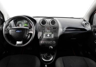 Подержанный автомобиль Ford Fiesta Hatchback 2007 года (10 фото)