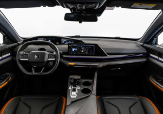 Подержанный автомобиль Changan UNI-V 2024 года (14 фото)