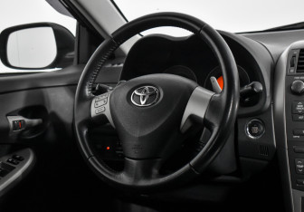 Подержанный автомобиль Toyota Corolla Sedan 2007 года (15 фото)