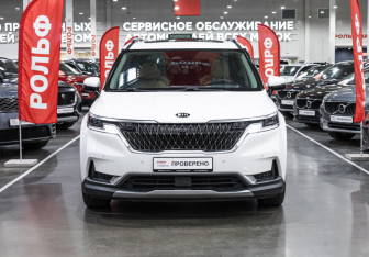 Подержанный автомобиль Kia Carnival 2020 года (3 фото)