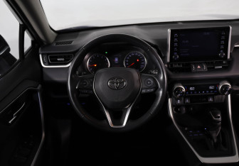 Подержанный автомобиль Toyota RAV4 2021 года (10 фото)