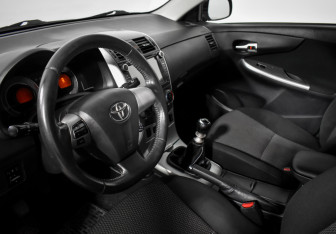 Подержанный автомобиль Toyota Corolla Sedan 2011 года (9 фото)