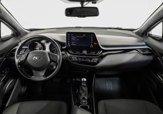 Подержанный автомобиль Toyota C-HR 2021 года (10 фото)