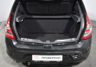 Подержанный автомобиль Renault Sandero 2013 года (17 фото)
