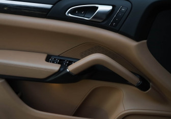 Подержанный автомобиль Porsche Cayenne 2014 года (26 фото)