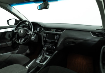 Подержанный автомобиль Skoda Octavia Liftback 2016 года (9 фото)
