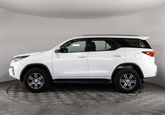 Подержанный автомобиль Toyota Fortuner 2019 года (8 фото)