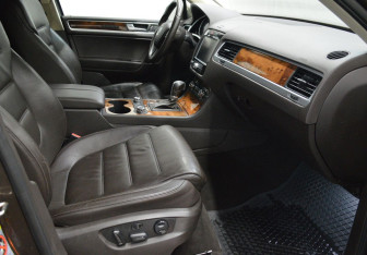 Подержанный автомобиль Volkswagen Touareg 2011 года (11 фото)