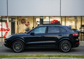 Подержанный автомобиль Porsche Cayenne 2019 года (9 фото)