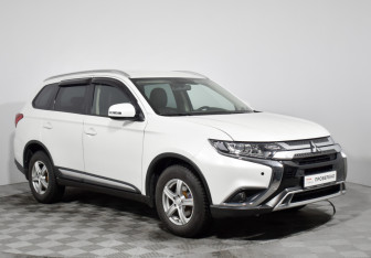 Подержанный автомобиль Mitsubishi Outlander 2019 года (3 фото)