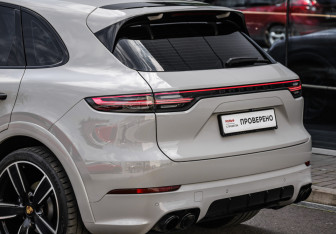 Подержанный автомобиль Porsche Cayenne 2020 года (12 фото)