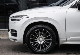 Подержанный автомобиль Volvo XC90 2019 года (10 фото)
