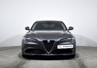 Подержанный автомобиль Alfa Romeo Giulia 2018 года (3 фото)