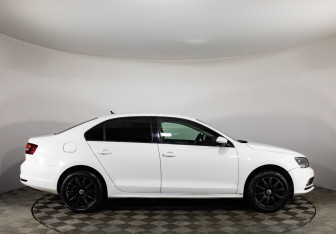 Подержанный автомобиль Volkswagen Jetta Sedan 2016 года (4 фото)