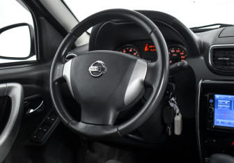 Подержанный автомобиль Nissan Terrano 2015 года (15 фото)