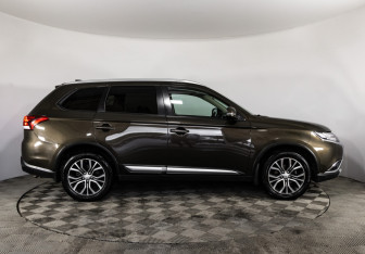 Подержанный автомобиль Mitsubishi Outlander 2018 года (4 фото)