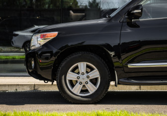 Подержанный автомобиль Toyota Land Cruiser Suv 2013 года (10 фото)
