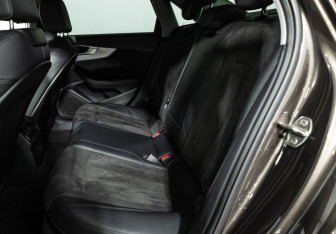 Подержанный автомобиль Audi A4 Sedan 2019 года (10 фото)