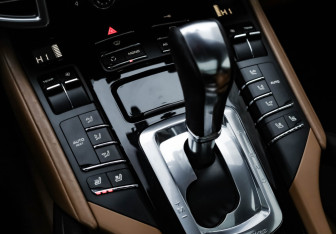 Подержанный автомобиль Porsche Cayenne 2011 года (23 фото)