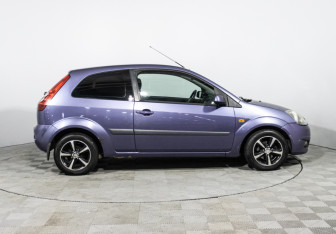 Подержанный автомобиль Ford Fiesta Hatchback 2008 года (4 фото)