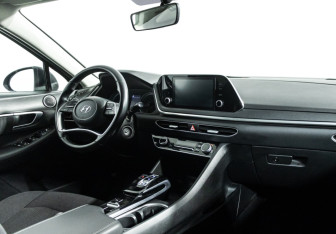 Подержанный автомобиль Hyundai Sonata 2021 года (9 фото)