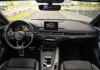Подержанный автомобиль Audi A4 Sedan 2018 года (11 фото)