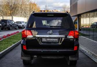 Подержанный автомобиль Toyota Land Cruiser Suv 2013 года (6 фото)