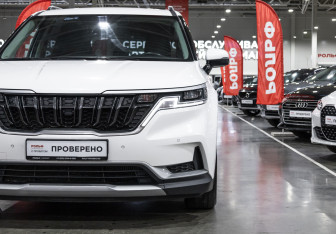 Подержанный автомобиль Kia Carnival 2021 года (4 фото)