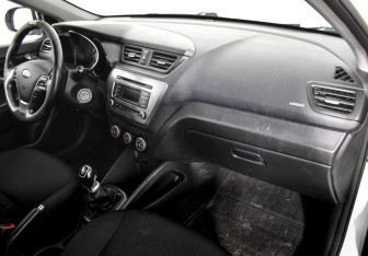 Подержанный автомобиль Kia Rio Sedan 2017 года (12 фото)