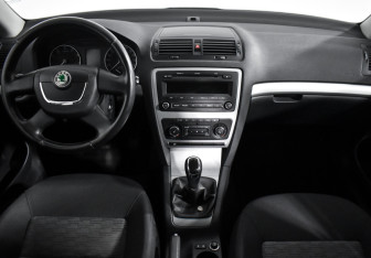 Подержанный автомобиль Skoda Octavia Liftback 2012 года (14 фото)