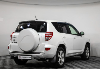 Подержанный автомобиль Toyota RAV4 2011 года (5 фото)