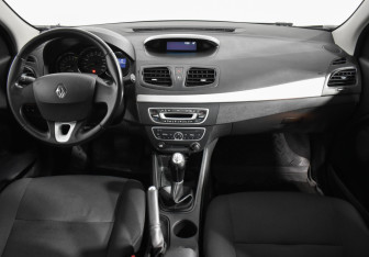 Подержанный автомобиль Renault Fluence 2012 года (13 фото)