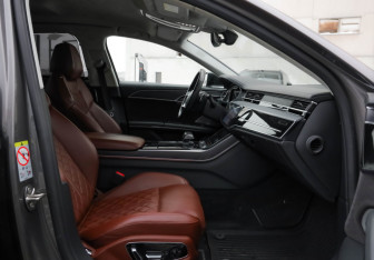 Подержанный автомобиль Audi A8 2019 года (27 фото)