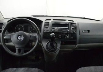 Подержанный автомобиль Volkswagen Caravelle 2013 года (12 фото)