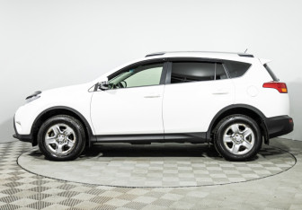 Подержанный автомобиль Toyota RAV4 2014 года (8 фото)