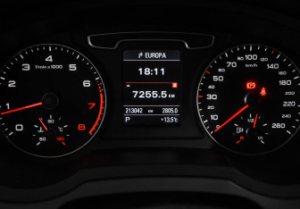 Подержанный автомобиль Audi Q3 2012 года (15 фото)