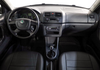 Подержанный автомобиль Skoda Fabia Hatchback 2011 года (8 фото)