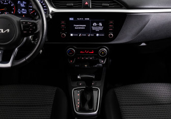 Подержанный автомобиль Kia Rio Hatchback 2021 года (14 фото)