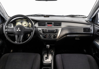 Подержанный автомобиль Mitsubishi Lancer Sedan 2006 года (10 фото)