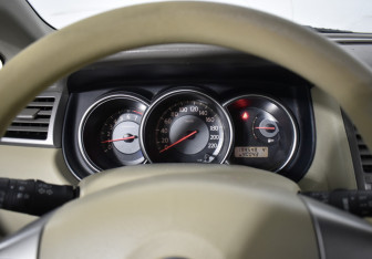 Подержанный автомобиль Nissan Tiida Hatchback 2007 года (13 фото)