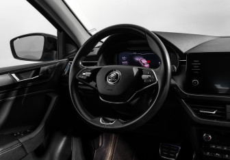 Подержанный автомобиль Skoda Rapid Liftback 2021 года (16 фото)