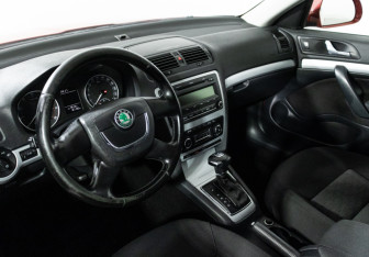 Подержанный автомобиль Skoda Octavia Liftback 2011 года (11 фото)